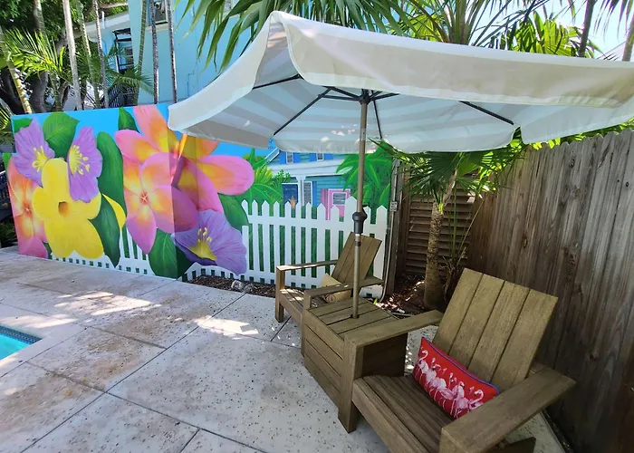 Duval Street Suite Overlooking Duval With Parking And Pool Key West